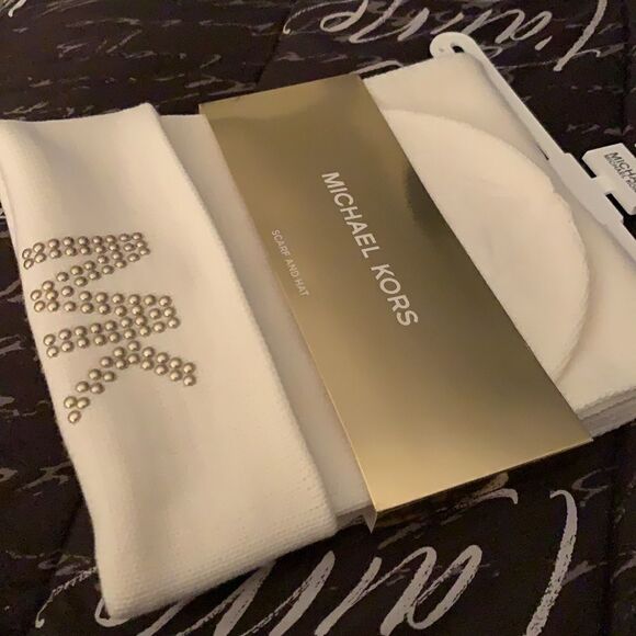 🆕Michael Kors Dome Studded Scarf & Hat Set Cream - Picture 2 of 4